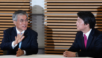South Korean opposition presidential contenders Moon Jae-in and Ahn Cheol-soo (REUTERS/Kim Hong-Ji)