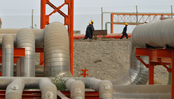 An oil refinery in Gujarat (REUTERS/Amit Dave)