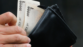 A man holds Japanese banknotes (REUTERS/Kim Kyung Hoon)