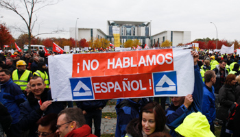 Employees of German builder Hochtief AG protest against a hostile takeover by Spain's ACS (REUTERS/Thomas Peter)