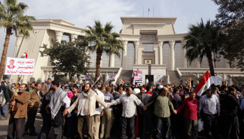 Supporters of President Morsi rally in front of the Supreme Constitutional Court (REUTERS/Amr Dalsh)