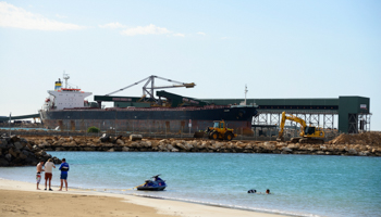 A ship is loaded with iron ore in Geraldton, Western Australia (REUTERS/Reuters Staff)