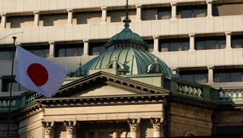 Japanese flag atop the Bank of Japan building in Tokyo (REUTERS/Yuriko Nakao)