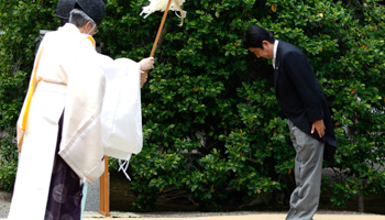 Shinzo Abe visits the Yasukuni Shrine in 2010 (REUTERS/Yuriko Nakao)