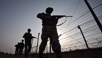 Indian soldiers patrol the border with Pakistan (REUTERS/Mukesh Gupta)