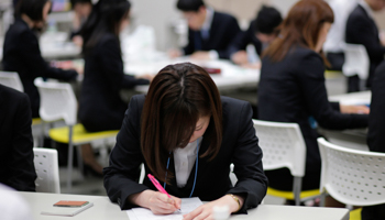 Japanese job-hunting students attend a seminar at a placement centre in Tokyo (REUTERS/Toru Hanai)