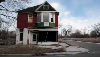 A vacant and blighted home sits alone on a street once full of homes in a once vibrant east side neighborhood in Detroit, Michigan (REUTERS/Rebecca Cook)