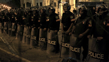 Riot policemen stand in front of the presidential palace as protesters demonstrate in Cairo (REUTERS/Mohamed Abd El Ghany)