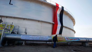 A new oil storage tank near Basra (REUTERS/Atef Hassa)