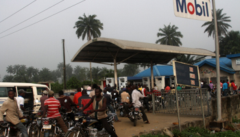 Motorists queue to buy petrol at a fuel station in the Delta region (REUTERS/Akintunde Akinleye)