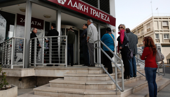 People queue up to make a transaction outside a bank in Nicosia (REUTERS/Yorgos Karahalis)