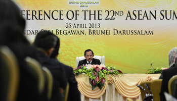 Brunei's Sultan Hassanal Bolkiah speaks during a news conference at the end of the ASEAN Summit (Reuters/Ahim Rani)