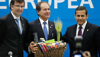 Peru's President Ollanta Humala poses for the media next to Hans Allden, E.U. ambassador to Peru, as he carries a basket filled with Peruvian export products (Reuters/Enrique Castro-Mendivil)