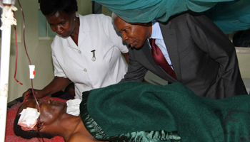 Tanzania's Vice President Mohamed Gharib Bilal visits a patient as Meru Hospital (Reuters/Stringer)