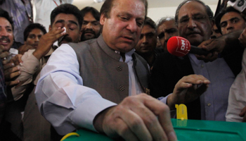 Nawaz Sharif casts his vote for the general election in Lahore (Reuters/Mohsin Raza)