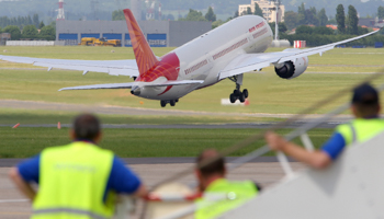 An Air India Airlines Boeing 787 dreamliner takes off for a flying display (Reuters/Pascal Rossignol)