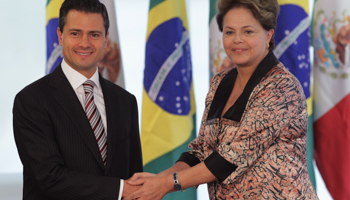 Brazil's President Dilma Rousseff greets Mexican President Enrique Pena Nieto (Reuters/Ueslei Marcelino)