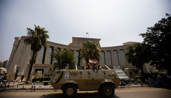 Army soldiers keep guard in front of the Supreme Constitutional Court during the swearing in ceremony of Adli Mansour as the nation's interim president (Reuters/Amr Abdallah Dalsh)