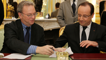 President Francois Hollande and Google Executive Chairman Eric Schmidt sign an agreement (Reuters/Philippe Wojazer)