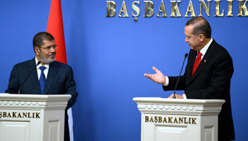 Recep Tayyip Erdogan talks to Mohammed Morsi in September 2012 (Reuters/Yasin Bulbul)