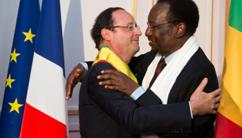 Mali's interim President Dioncounda Traore awards French President Francois Hollande the Great Cross of National Order of Mali (Reuters/Ian Langsdon/Pool)