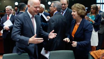 UK Foreign Secretary William Hague talks to EU foreign policy chief Catherine Ashton (Reuters/Francois Lenoir)