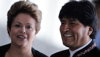 Brazil's President Dilma Rousseff greets Bolivia's President Evo Morales (Reuters/Ueslei Marcelino)