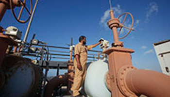 A pipeline is inspected at Marsa al Hariga oil port (Reuters/Ismail Zitouny)