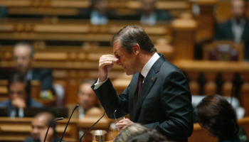 Prime Minister Pedro Passos Coelho gestures at the parliament in Lisbon (Reuters/Rafael Marchante)
