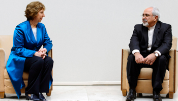 Catherine Ashton speaks with Iranian Foreign Minister Mohammad Javad Zarif in Geneva (Reuters/Fabrice Coffrini/Pool)