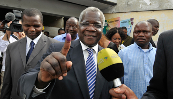 Mozambique's opposition RENAMO Presidential candidate Afonso Dhlakama shows an ink dyed finger (Reuters/Grant Lee Neuenburg)