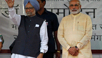 Prime Minister Manmohan Singh waves as Gujarat's chief minister Narendra Modi looks on (Reuters/Amit Dave)