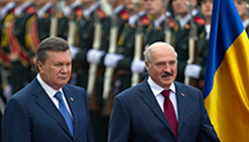 President Viktor Yanukovich and his Belarussian counterpart Alexander Lukashenko (Reuters/Valentyn Ogirenko)