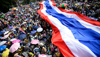 Anti-government protesters unveil a large Thai flag in Bangkok (Reuters/Dylan Martinez)