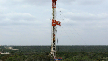 A rig contracted by Apache Corp drills a horizontal well in a search for oil and natural gas in the Wolfcamp shale located in the Permian Basin in West Texas (Reuters/Terry Wade)