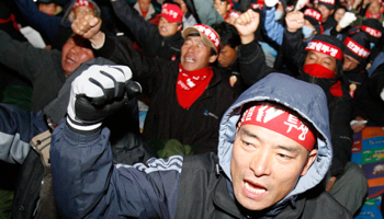 Workers from the Korean Railway Workers' Union and truck drivers from the Korean Transport Workers' Union chant slogans (Reuters/Lee Jae-Won)