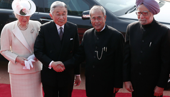 Emperor Akihito shakes hands with President Pranab Mukherjee as Prime Minister Manmohan Singh Empress Michiko look on (Reuters/Adnan Abidi)