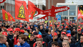 Employees of aircraft company Airbus demonstrate in front of the German headquarter Hamburg-Finkenwerder (Reuters/Fabian Bimmer)