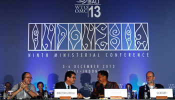 Director-General Roberto Azevedo shake hands with Conference Chairman Gita Wirjawan as they declare the ceremonial closing of the ninth World Trade Organization Ministerial Conference (Reuters/Edgar Su)