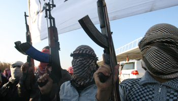 Masked Sunni gunmen chant slogans in Falluja during a protest against Iraq's government (Reuters/Stringer)