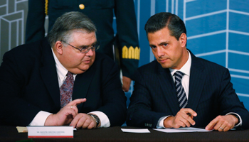 Mexico's Central Bank Governor Agustin Carstens and President Enrique Pena Nieto talk during a forum (Reuters/Tomas Bravo)