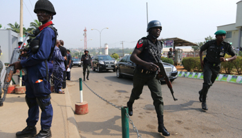 Security personnel take positions along the convoy of President Goodluck Jonathan (Reuters/Afolabi Sotunde)