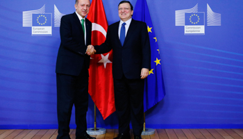 European Commission President Jose Manuel Barroso shakes hands with Turkey's Prime Minister Tayyip Erdogan in Brussels (Reuters/Francois Lenoir)