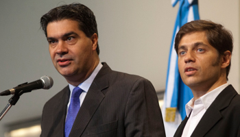 Cabinet Chief Jorge Capitanich and Economy Minister Axel Kicillof announce the reduction of the tax rate on dollar purchases (Reuters/Cabinet Chief of Staff office-Handout)