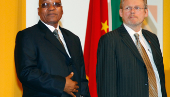 President Jacob Zuma stands next to trade minister Rob Davies during a business forum in Beijing (Reuters/David Gray)