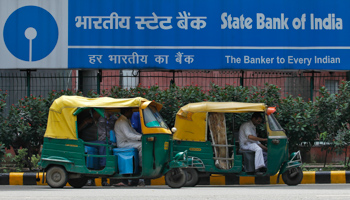 Auto rickshaws wait in front of the head office of State Bank of India in New Delhi (Reuters/Anindito Mukherjee)