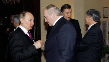 Vladimir Putin speaks with Belarus' President Alexander Lukashenka (Reuters/Vladimir Rodionov/RIA Novosti/Kremlin)