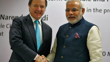 UK Minister of State for the Foreign Office Hugo Swire and Gujarat Chief Minister Narendra Modi (Reuters/Amit Dave)