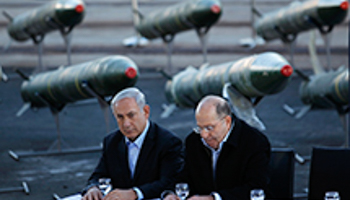 Prime Minister Benjamin Netanyahu and Defense Minister Moshe Yaalon sit at a navy base in Eilat (Reuters/Amir Cohen)