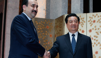Former Chinese President Hu Jintao shakes hands with Kazahkstan Prime Minister Karim Massimov (Reuters/Aly Song)
